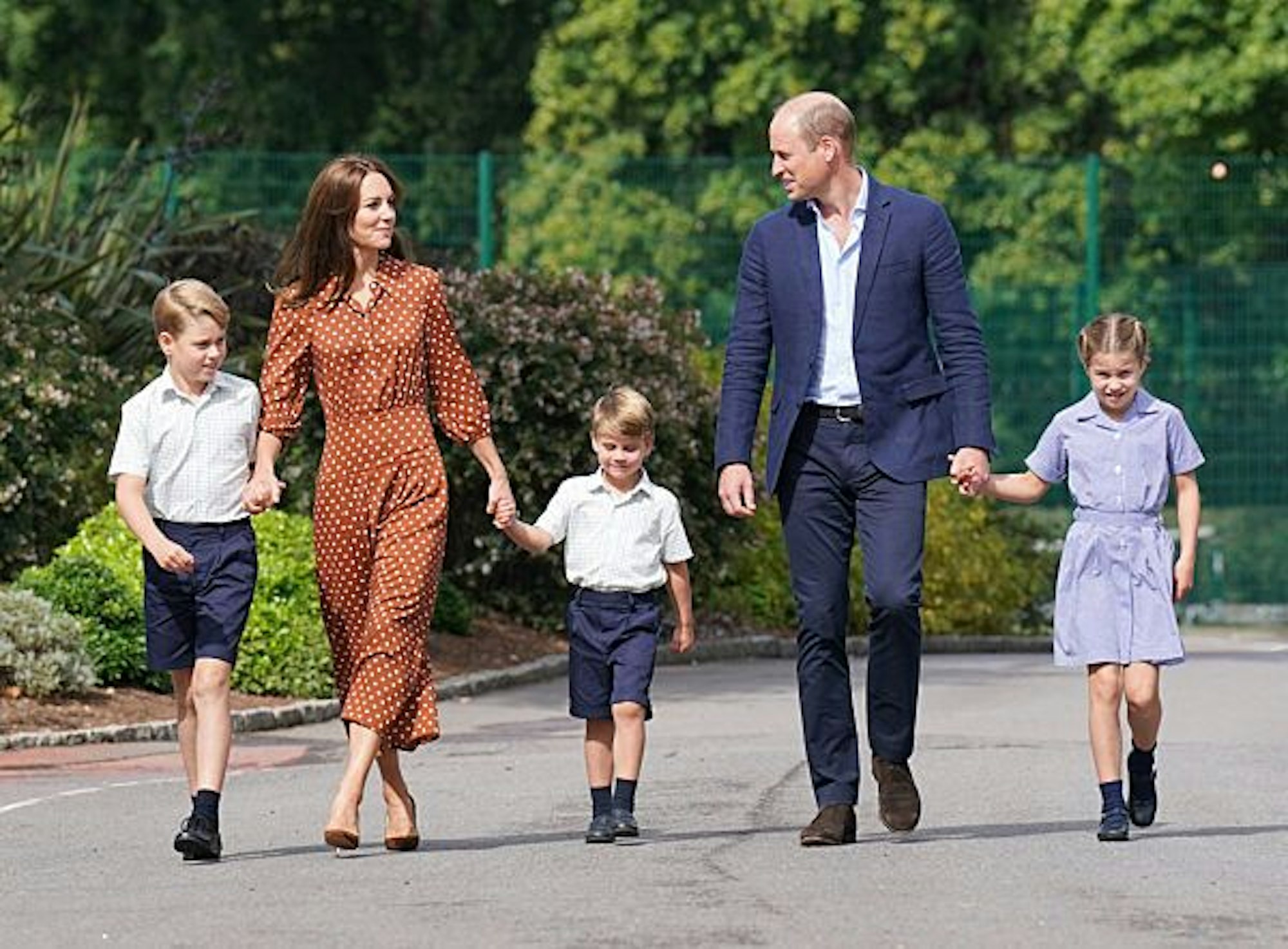 Prinz George (l), Prinzessin Charlotte (r) und Prinz Louis (M) kommen in Begleitung ihrer Eltern Prinz William (2.v.r), und Prinzessin Kate (2.v.l) zu einem Eingewöhnungsnachmittag an der Lambrook School in der Nähe von Ascot in Berkshire.