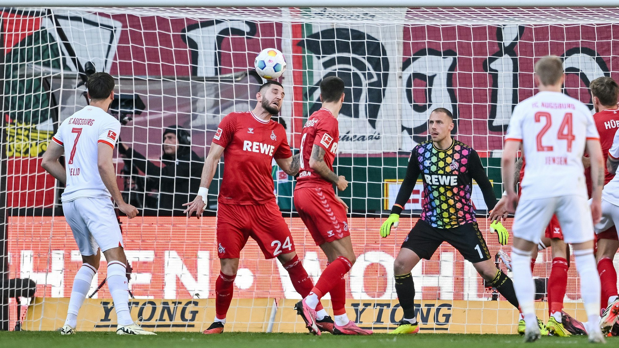 Kölns Jeff Chabot klärt im Spiel beim FC Augsburg per Kopf auf der Linie.
