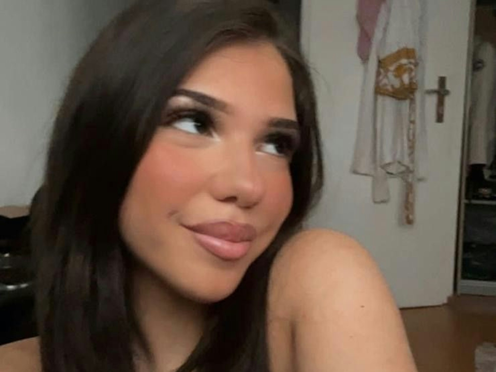 Matilda guckt neckisch über eine Schulter und macht ein Selfie.