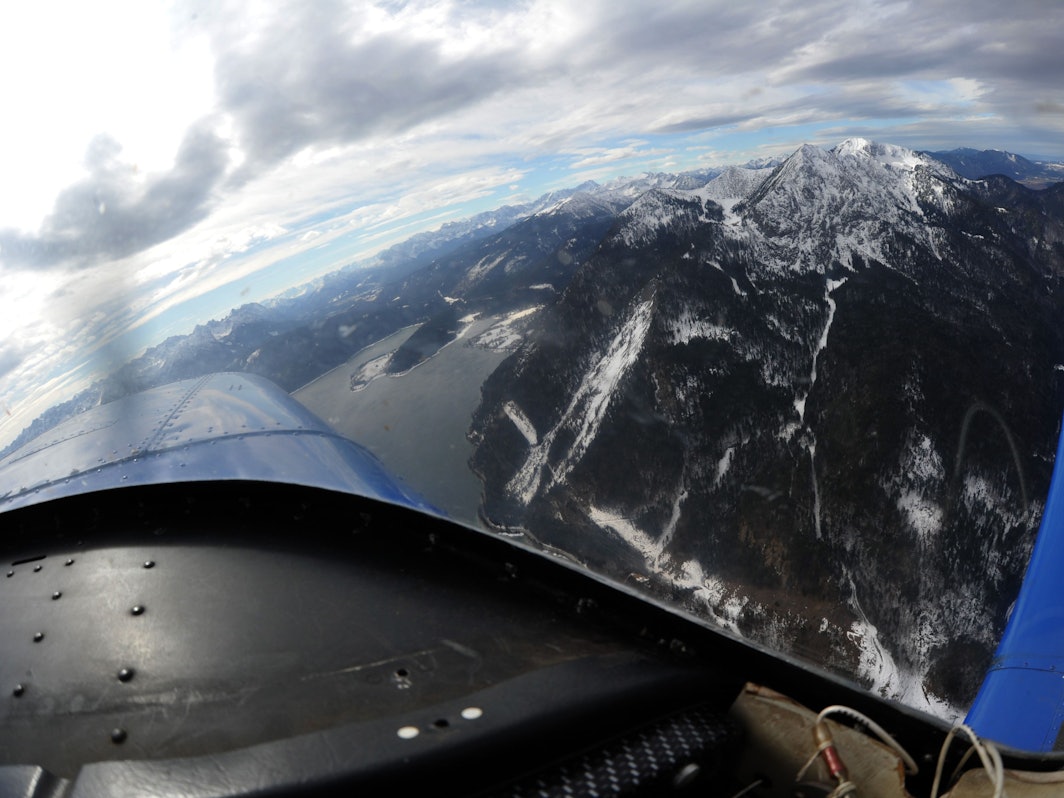 Die Alpen, der Walchensee und der Herzogstand sind bei einem Rundflug mit einem Kleinflugzeug, einer Fuji FA-200, zu sehen.