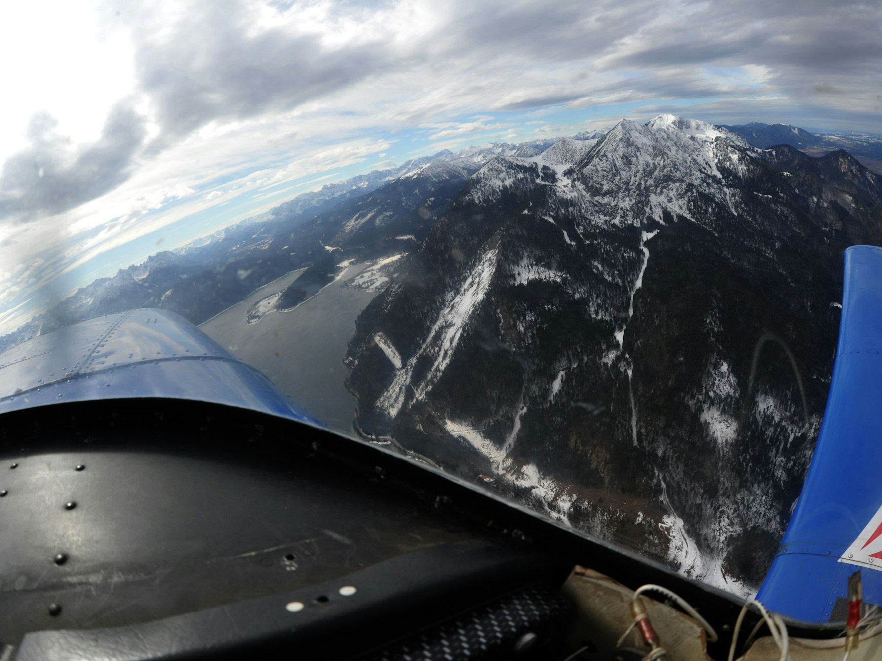 Die Alpen, der Walchensee und der Herzogstand sind bei einem Rundflug mit einem Kleinflugzeug, einer Fuji FA-200, zu sehen.