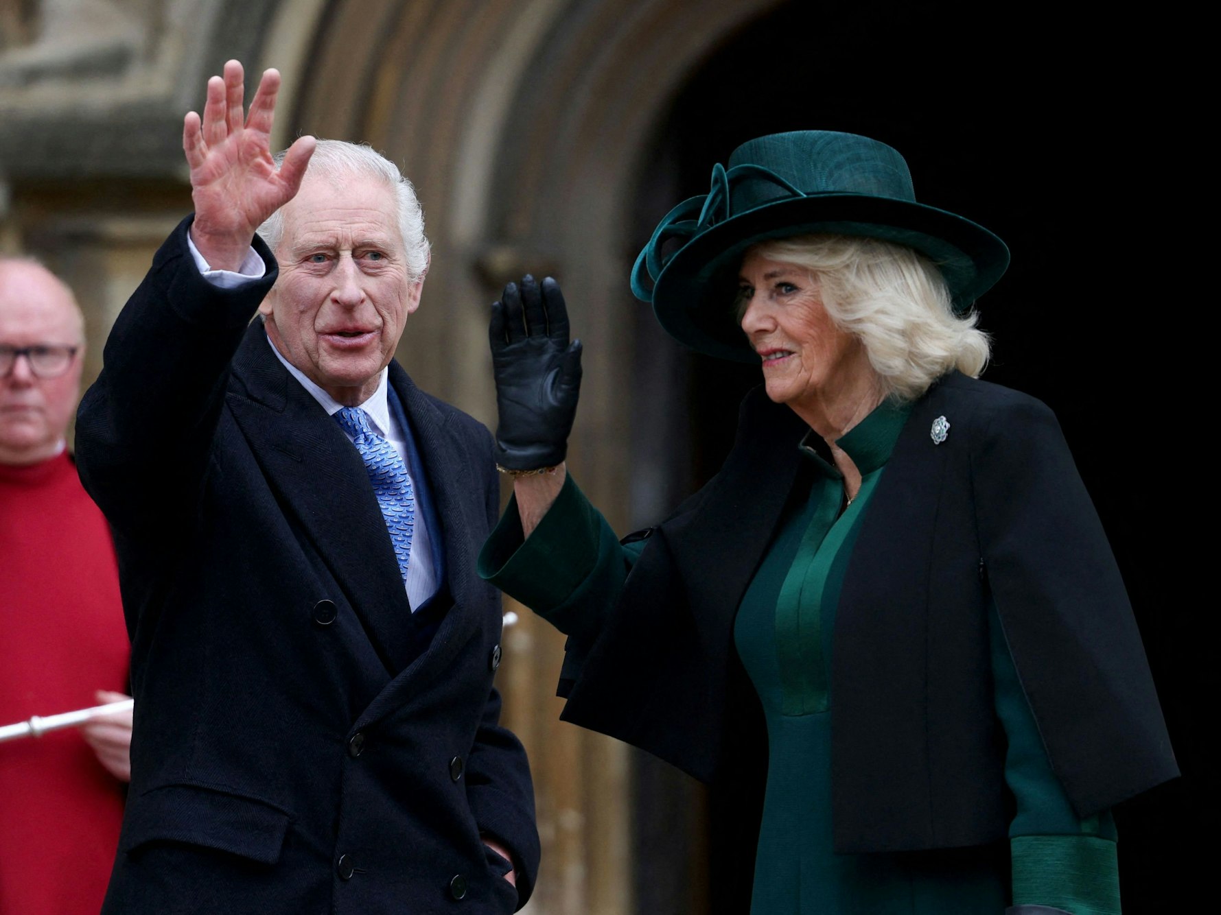König Charles III. winkt dem Volk zu. An der Seite von Königin Camilla erschien der krebskranke Monarch am Sonntag (31. März 2024) zum traditionen Oster-Gottesdienst in der St. George's Kapelle auf Schloss Windsor.