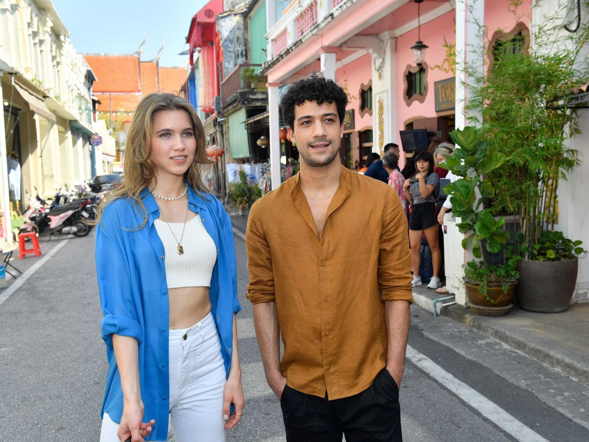 Nach anfänglichen Schwierigkeiten kommen sich Influencerin Sophia Blum (Anna-Lena Schwing) und Cedric Rust (Rojan Juan Barani) näher.