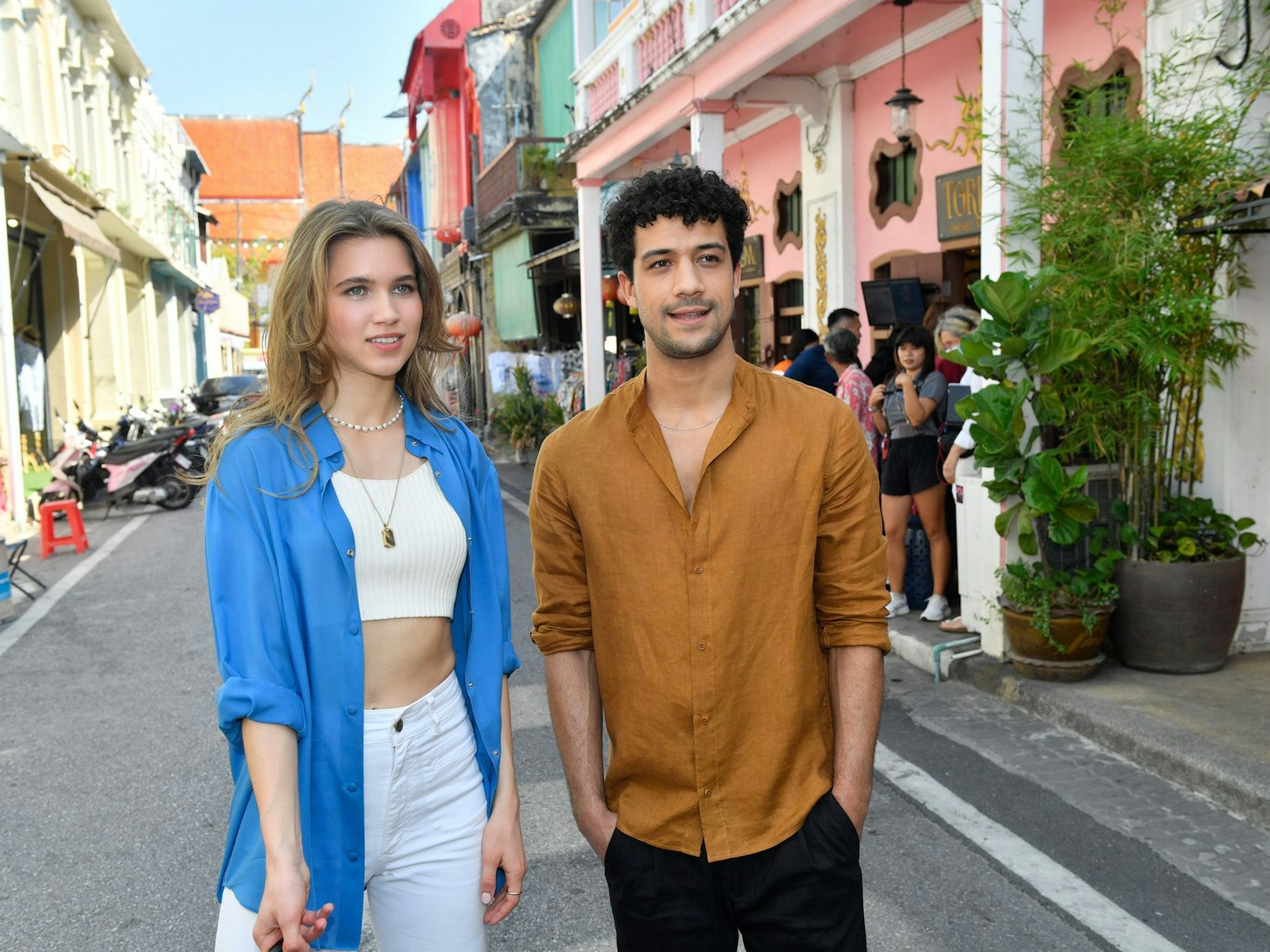 Nach anfänglichen Schwierigkeiten kommen sich Influencerin Sophia Blum (Anna-Lena Schwing) und Cedric Rust (Rojan Juan Barani) näher.
