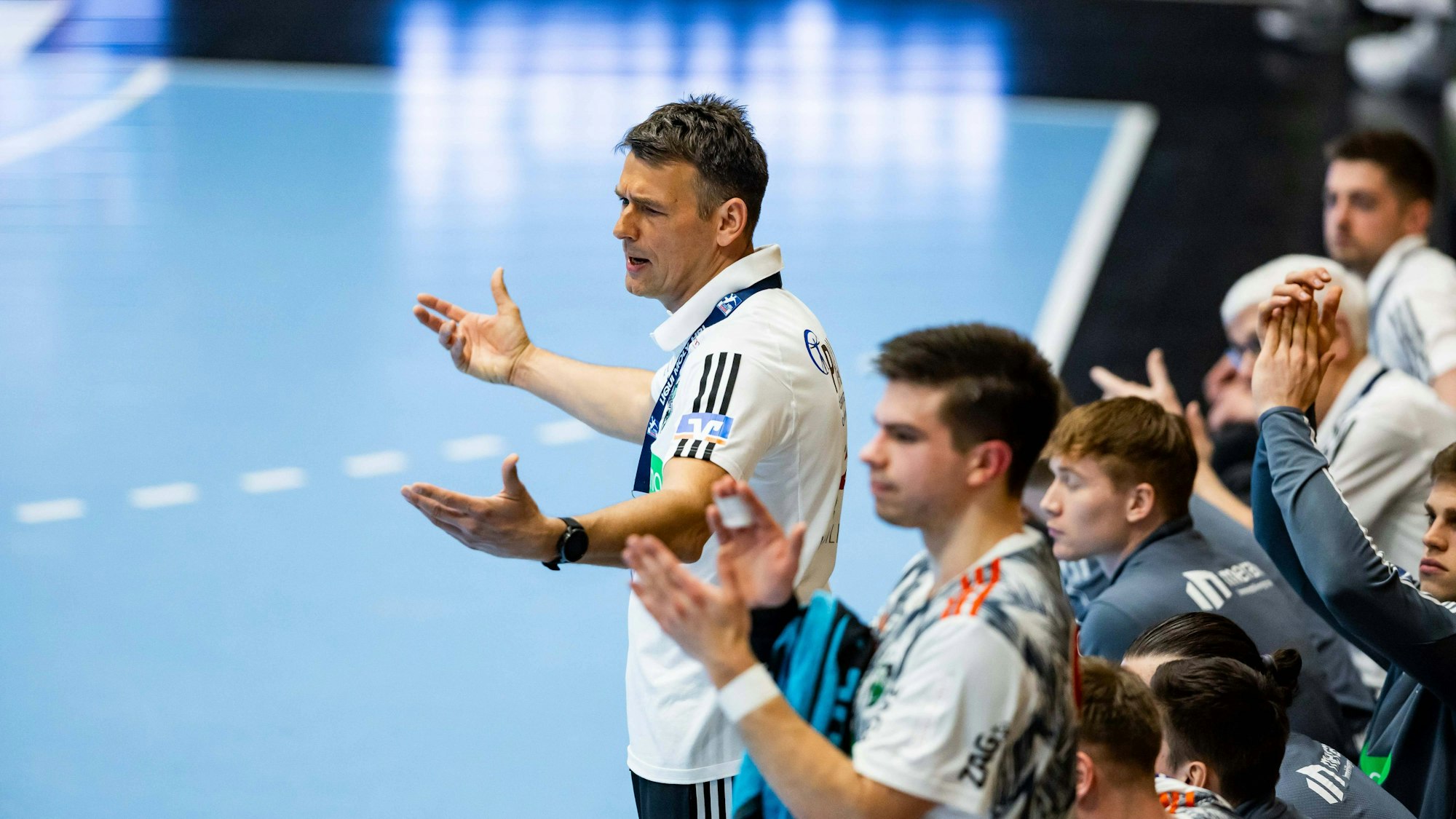 Christian Prokop, Trainer der TSV Hannover-Burgdorf, gestikuliert an der Seitenlinie.