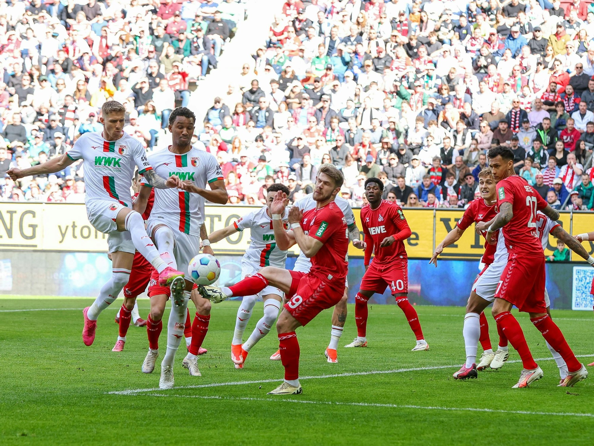 Augsburgs Kristijan Jakić versucht im Spiel gegen den 1. FC Köln (31. März 2024) einen Eckball aufs Tor zu schießen.