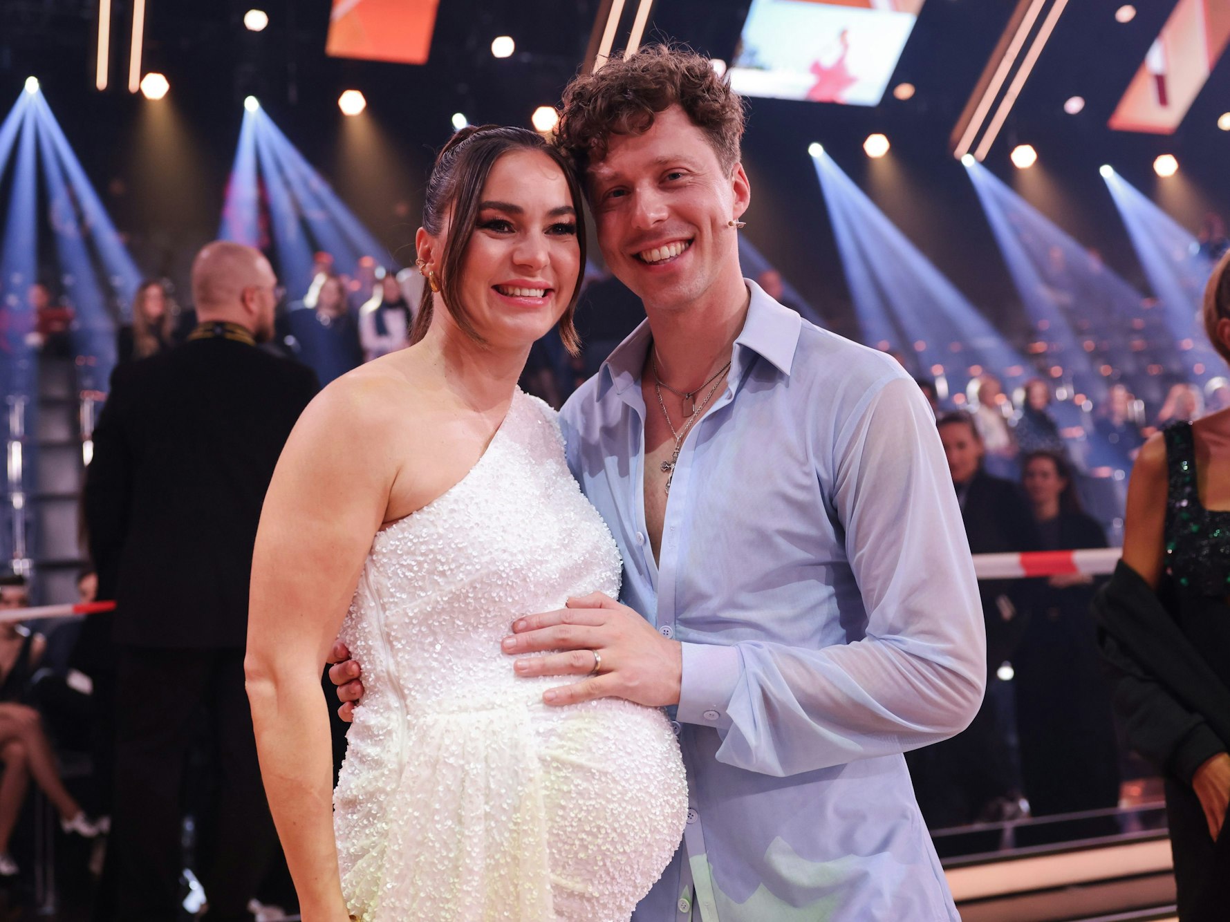 Profitänzerin Renata Lusin, hier zu sehen am 24. Februar 2024 noch mit Babybauch, und ihr Mann Valentin Lusin, stehen in der Kennenlernshow der RTL-Tanzshow „Let's Dance“ zum Auftakt der neuen Staffel 2024 auf dem Parkett im Coloneum in Köln.
