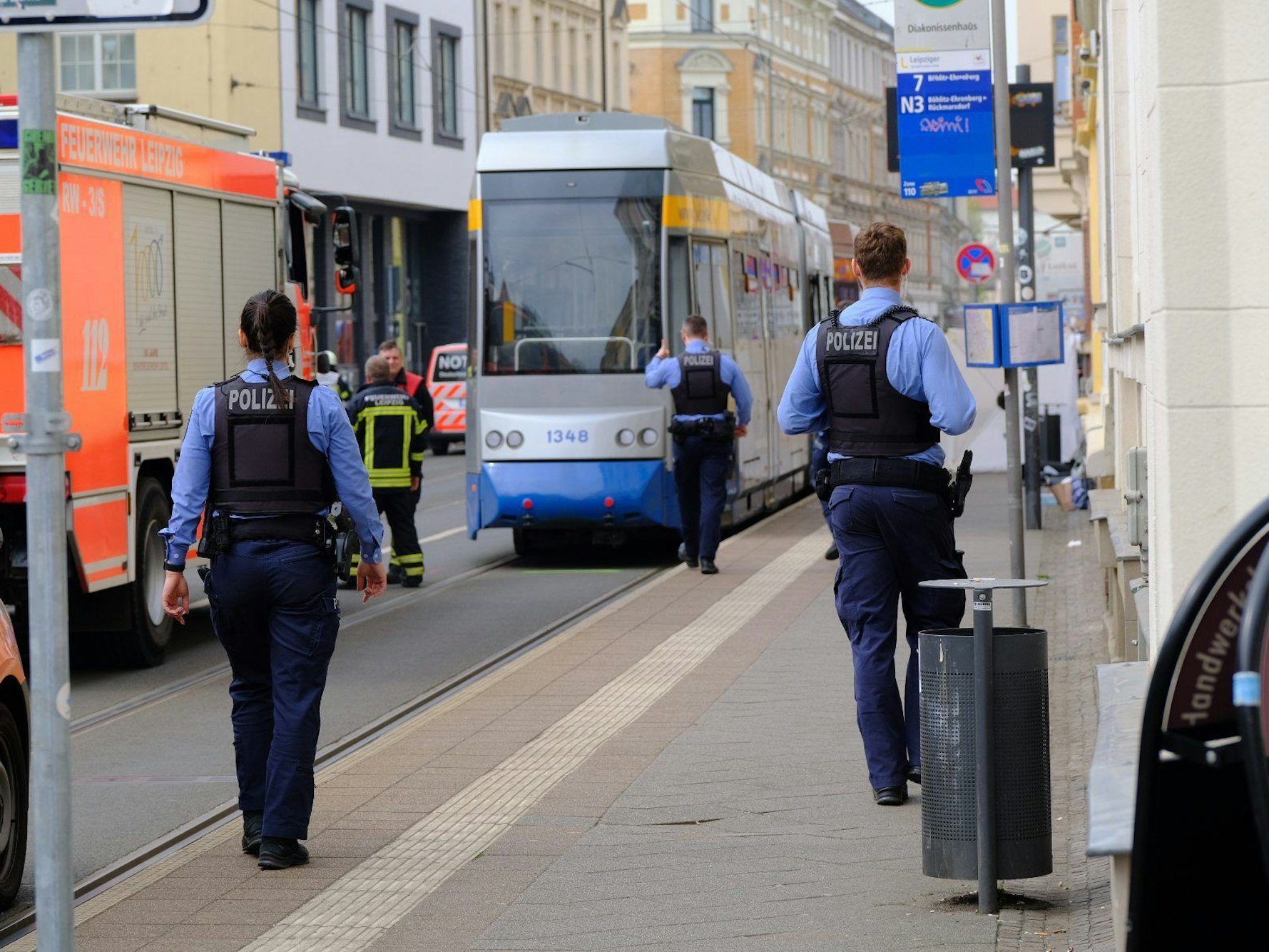 Einsatzkräfte der Polizei und Feuerwehr arbeiten nach einem Unfall an der Haltestelle Diakonissenhaus in der Georg-Schwarz-Straße in Leipzig-Leutzsch.