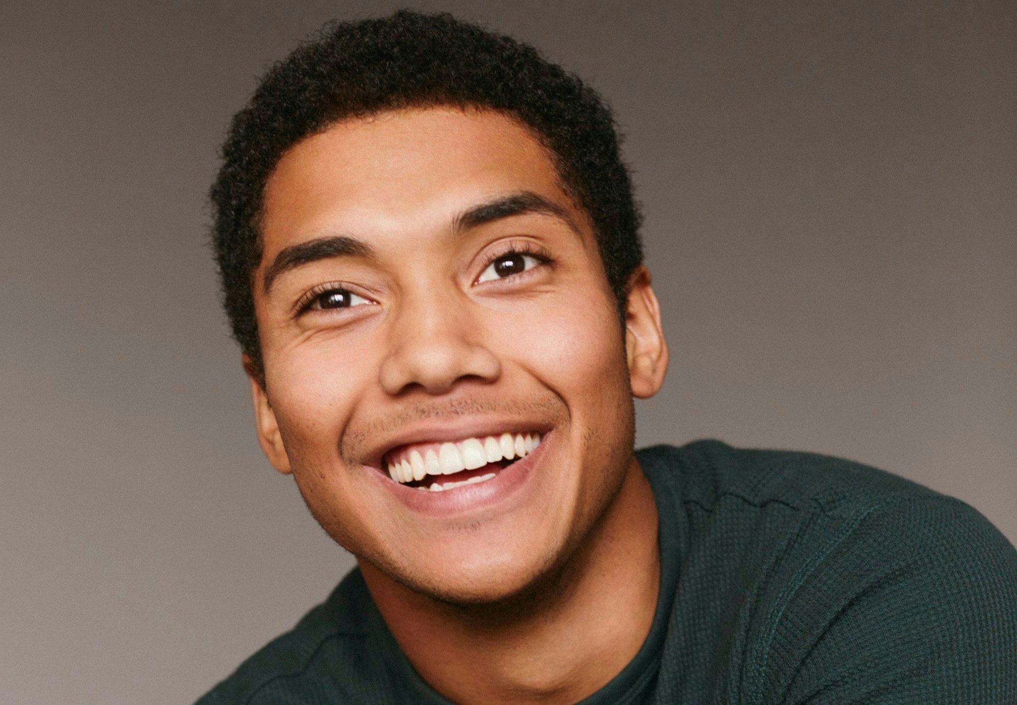 Dieses undatierte PR-Foto zeigt den Schauspieler Chance Perdomo. Perdomo, der als Star aus „Chilling Adventures of Sabrina“ und „Gen V“ berühmt wurde, ist im Alter von 27 Jahren an den Folgen eines Motorradunfalls gestorben.