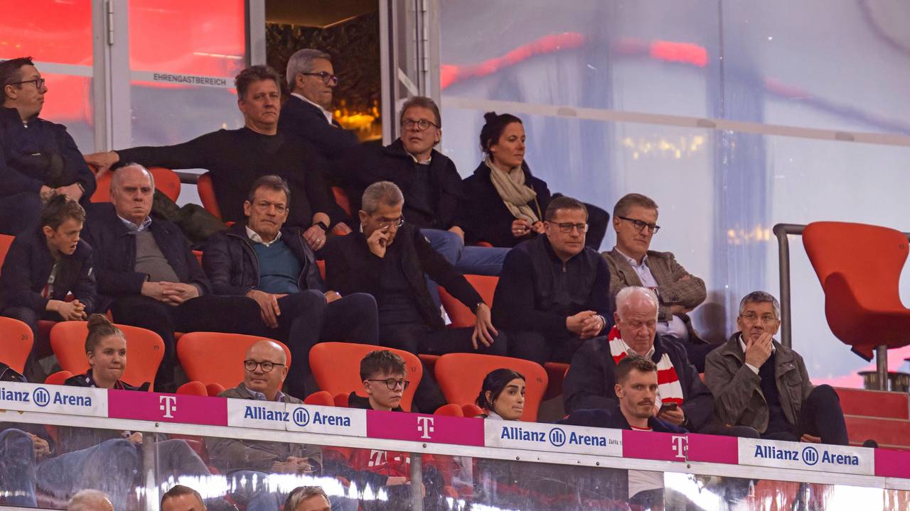 Uli Hoeneß, Max Eberl, Christian Dreesen und Herbert Hainer sitzen auf der Tribüne in der Allianz-Arena.