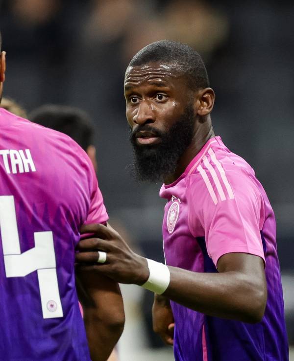 Deutschlands Antonio Rüdiger (r) spricht mit Jonathan Tah.