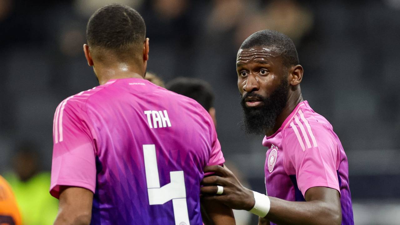 Deutschlands Antonio Rüdiger (r) spricht mit Jonathan Tah.