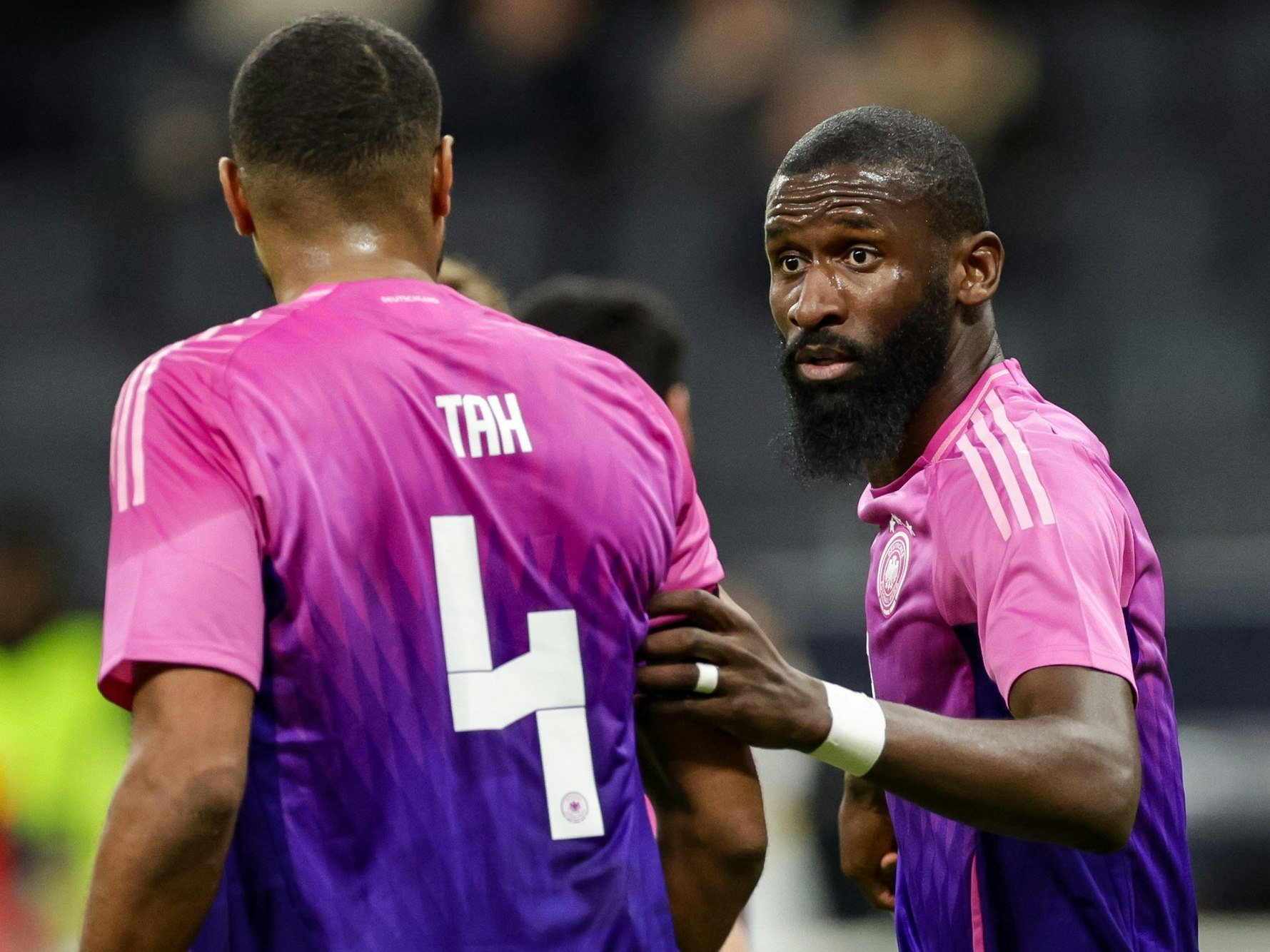 Deutschlands Antonio Rüdiger (r) spricht mit Jonathan Tah.