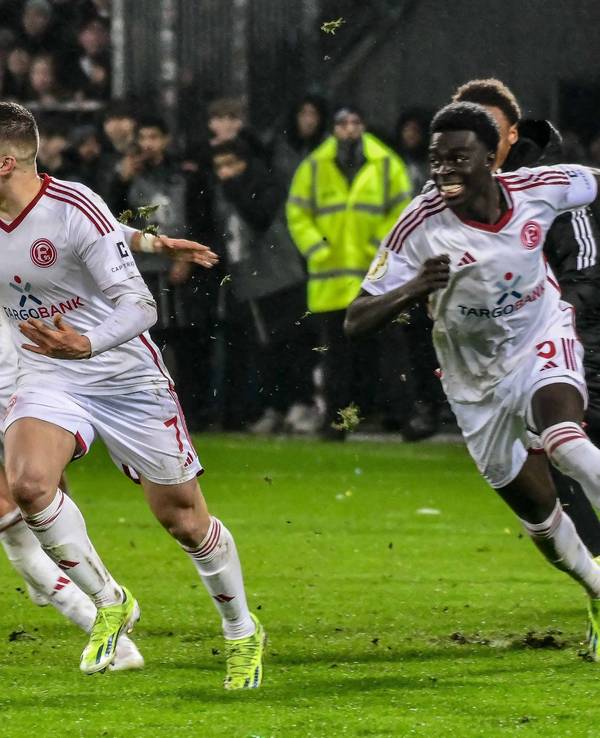 Christos Tzolis hat den Elfmeter zum Sieg eingenetzt und jubelt mit Jona Niemiec und Joshua Quarshie von Fortuna Düsseldorf.