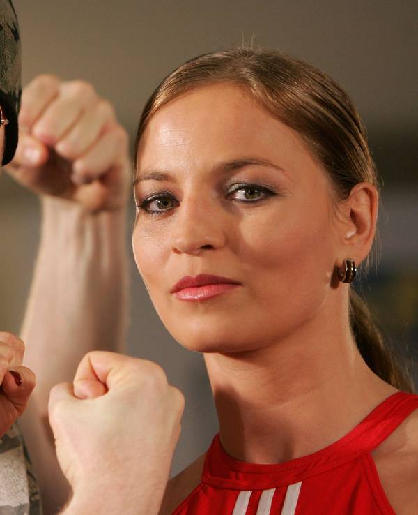 Boxweltmeisterin Regina Halmich und Fernsehmoderator Stefan Raab posieren am Donnerstag 2007 in der Kölnarena: Im September soll es den dritten Fight geben.