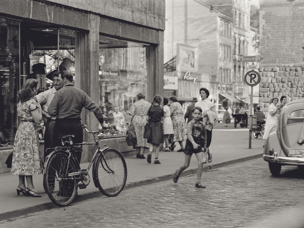 Im Hintergrund das Roxy-Kino, kölscher Klaaf auf der Severinstraße, ein Teil der Torburg ist zu sehen. So sah der Kölner Fotograf Chargesheimer 1956/1957 das Vringsveedel.