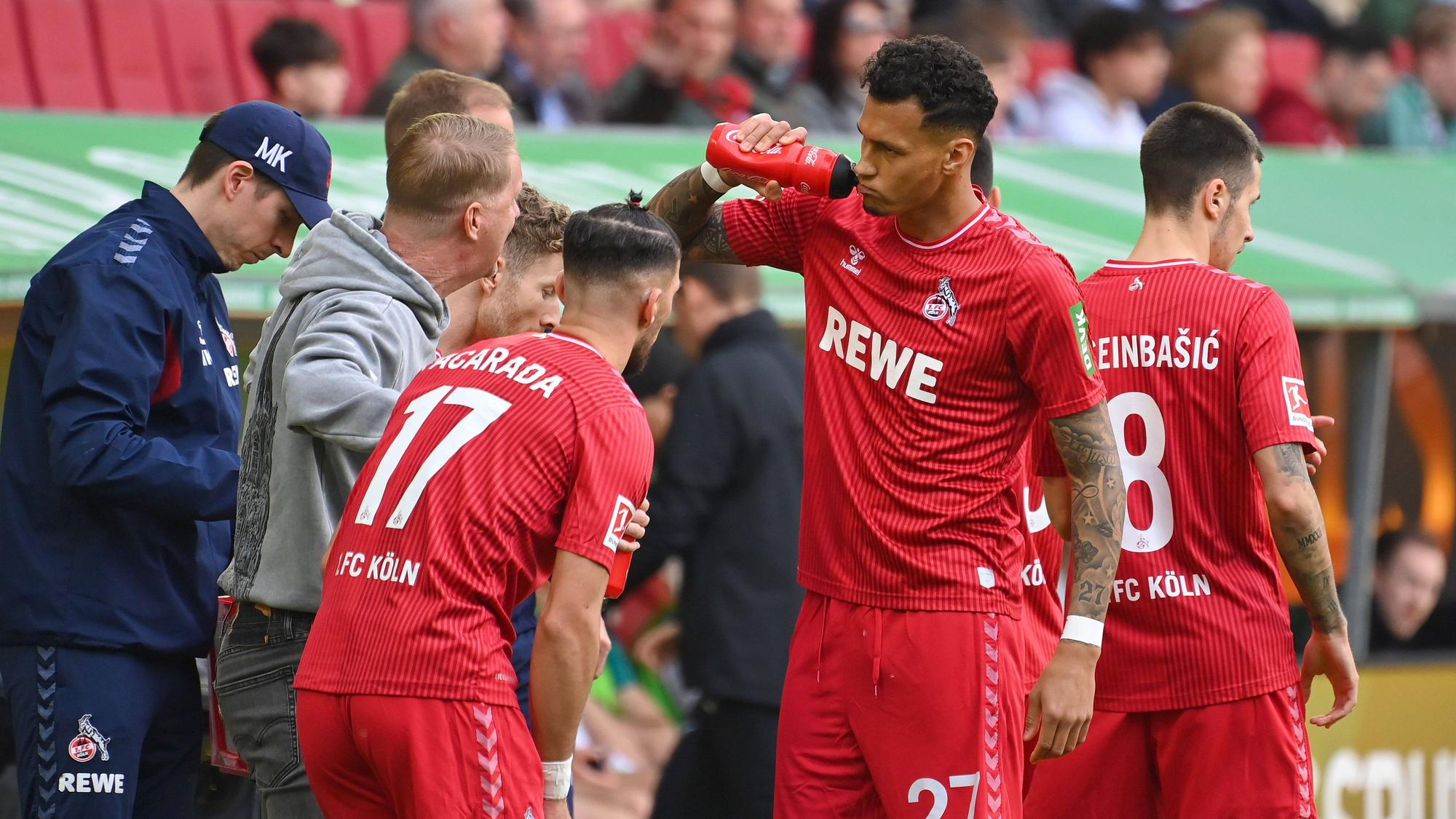 FC-Trainer Timo Schultz beim Augsburg-Gastspiel im Gespräch mit Torjäger Davie Selke. Leart Pacarada hört aufmerksam zu.