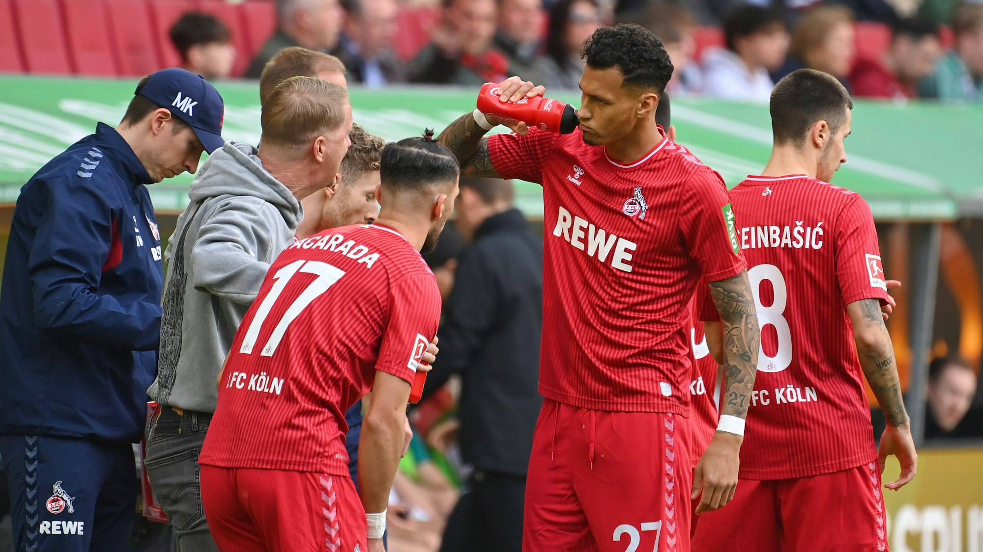 FC-Trainer Timo Schultz beim Augsburg-Gastspiel im Gespräch mit Torjäger Davie Selke. Leart Pacarada hört aufmerksam zu.