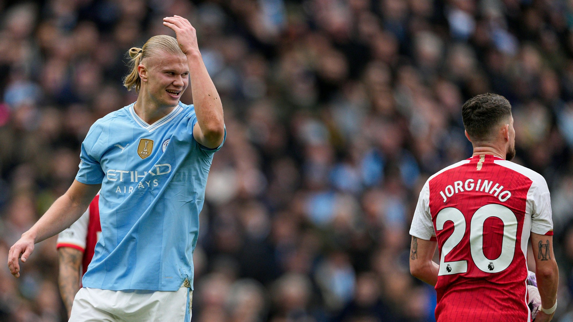 Erling Haaland winkt im Trikot von Manchester United ab.