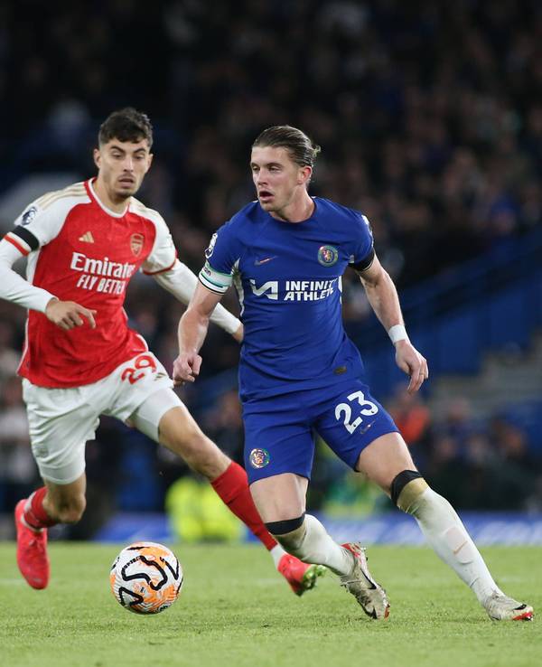 Conor Gallagher und Kai Havertz im Spiel zwischen Chelsea und Arsenal beim Duell um den Ball.