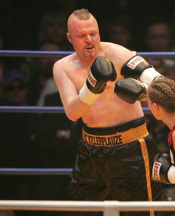 Boxweltmeisterin Regina Halmich (l) und Fernsehmoderator Stefan Raab boxen am Freitag (30. März 2007) in der ausverkauften Kölnarena in Köln gegeneinander.