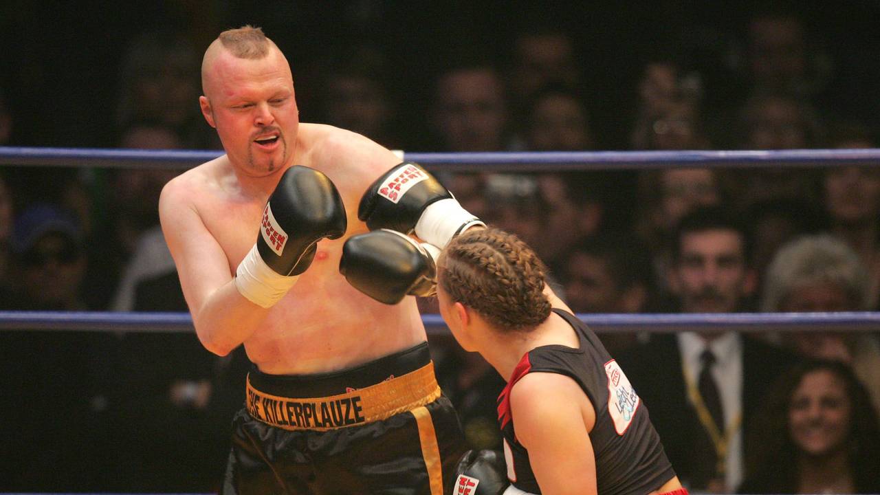 Boxweltmeisterin Regina Halmich (l) und Fernsehmoderator Stefan Raab boxen am Freitag (30. März 2007) in der ausverkauften Kölnarena in Köln gegeneinander.