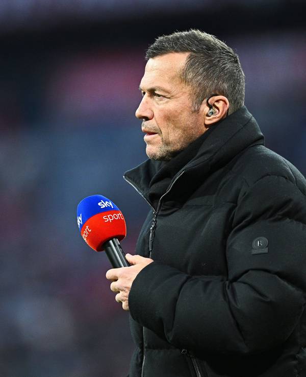 TV-Experte Lothar Matthäus mit dem Sky-Mikrofon vor dem Spiel.