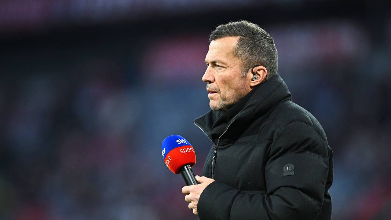 TV-Experte Lothar Matthäus mit dem Sky-Mikrofon vor dem Spiel.