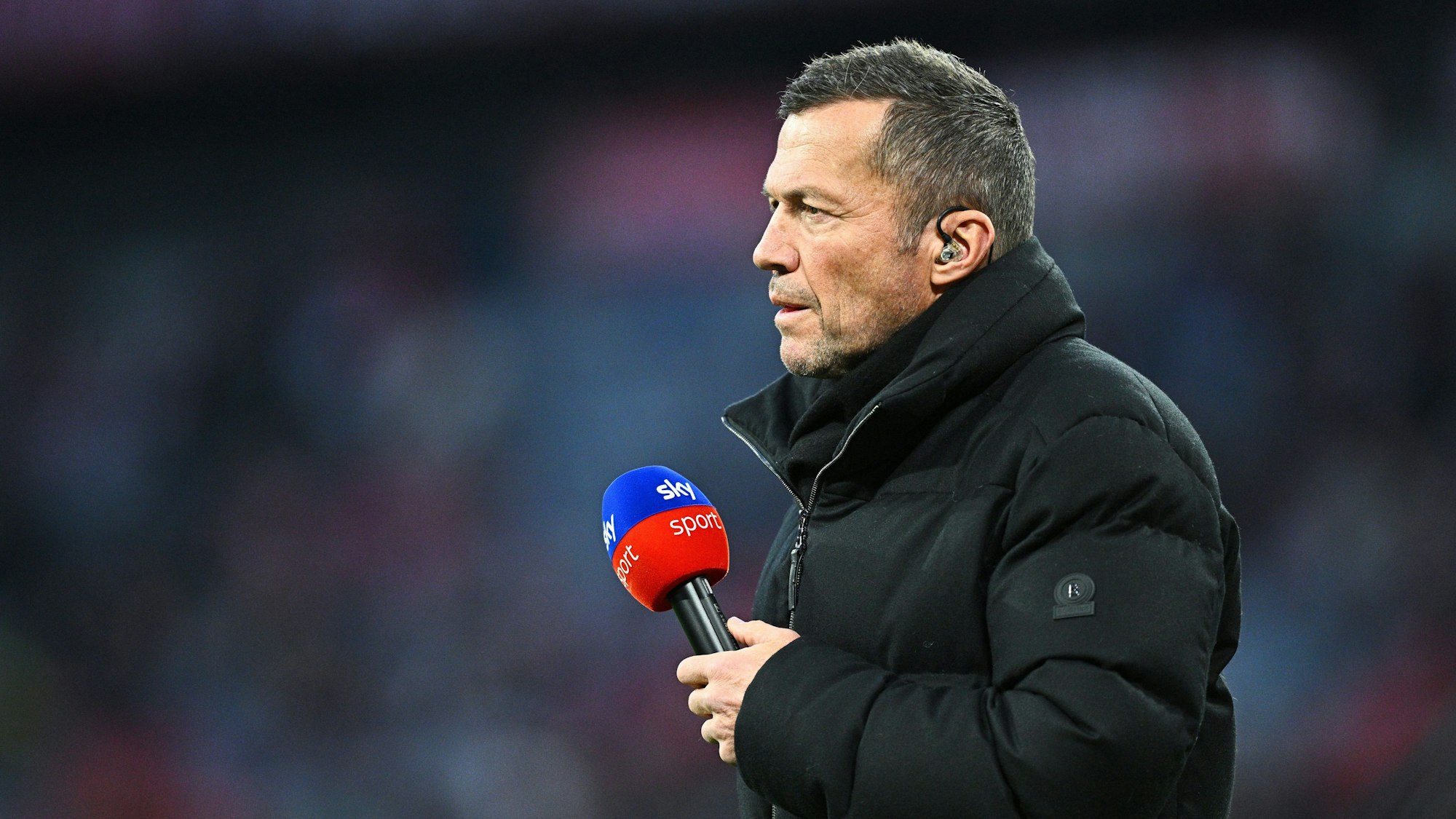 TV-Experte Lothar Matthäus mit dem Sky-Mikrofon vor dem Spiel.