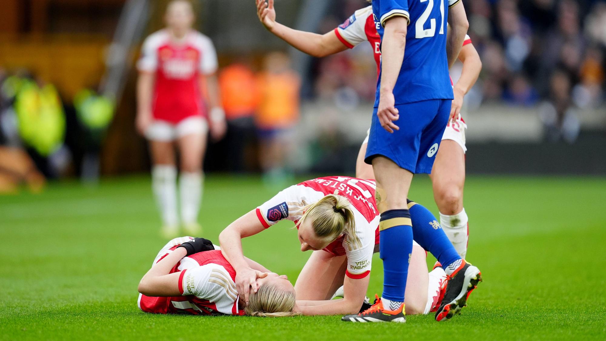 Stina Blackstenius schaut nach Frida Maanum, die im Ligapokal-Finale zusammengebrochen ist.