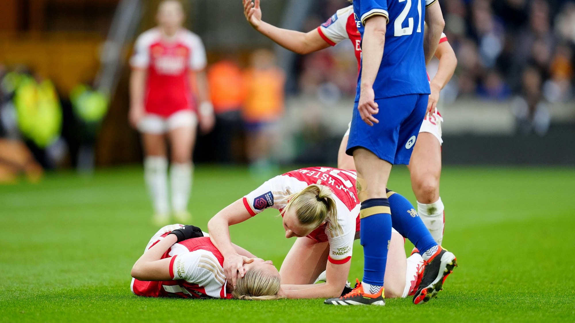 Stina Blackstenius schaut nach Frida Maanum, die im Ligapokal-Finale zusammengebrochen ist.
