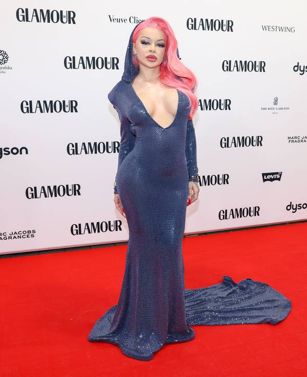 Katja Krasavice, Sängerin, kommt zum Glamour „Women of the Year“-Award im Fotografiska Museum.
