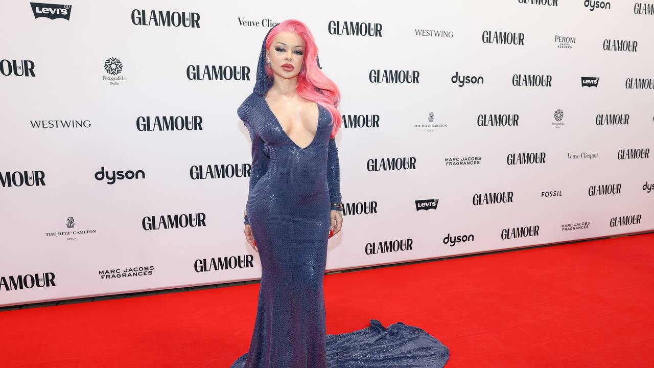 Katja Krasavice, Sängerin, kommt zum Glamour „Women of the Year“-Award im Fotografiska Museum.