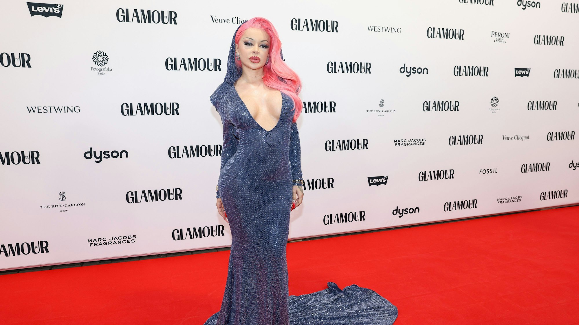 Katja Krasavice, Sängerin, kommt zum Glamour «Women of the Year»-Award im Fotografiska Museum.