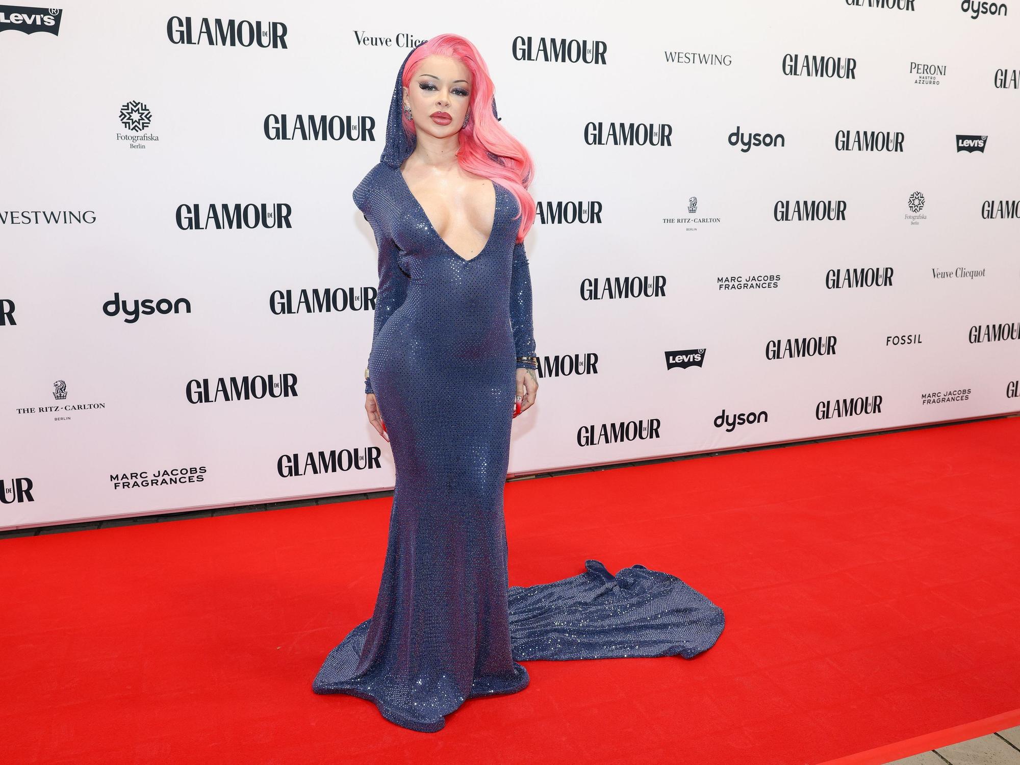 Katja Krasavice, Sängerin, kommt zum Glamour „Women of the Year“-Award im Fotografiska Museum.