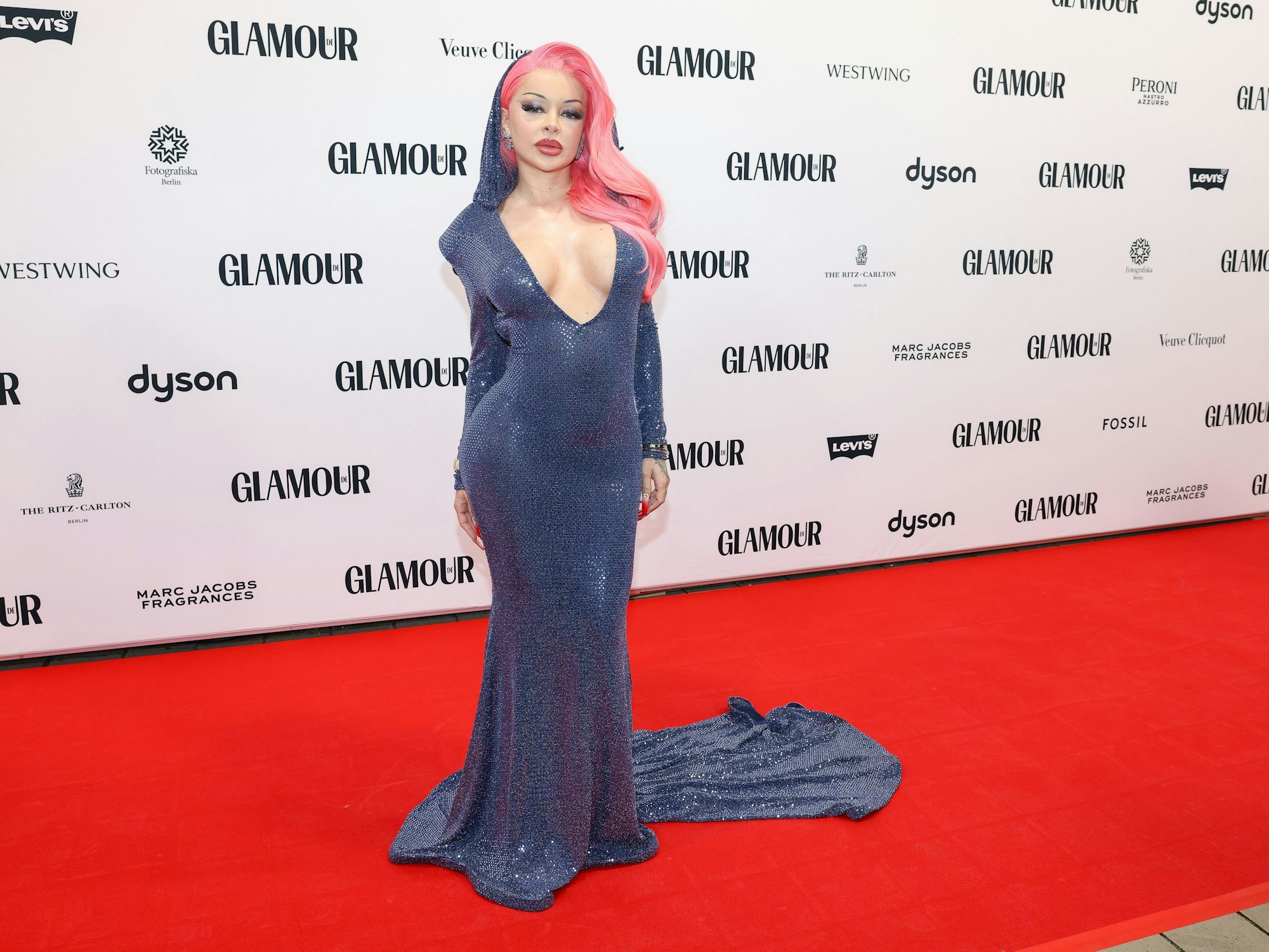 Katja Krasavice, Sängerin, kommt zum Glamour „Women of the Year“-Award im Fotografiska Museum.