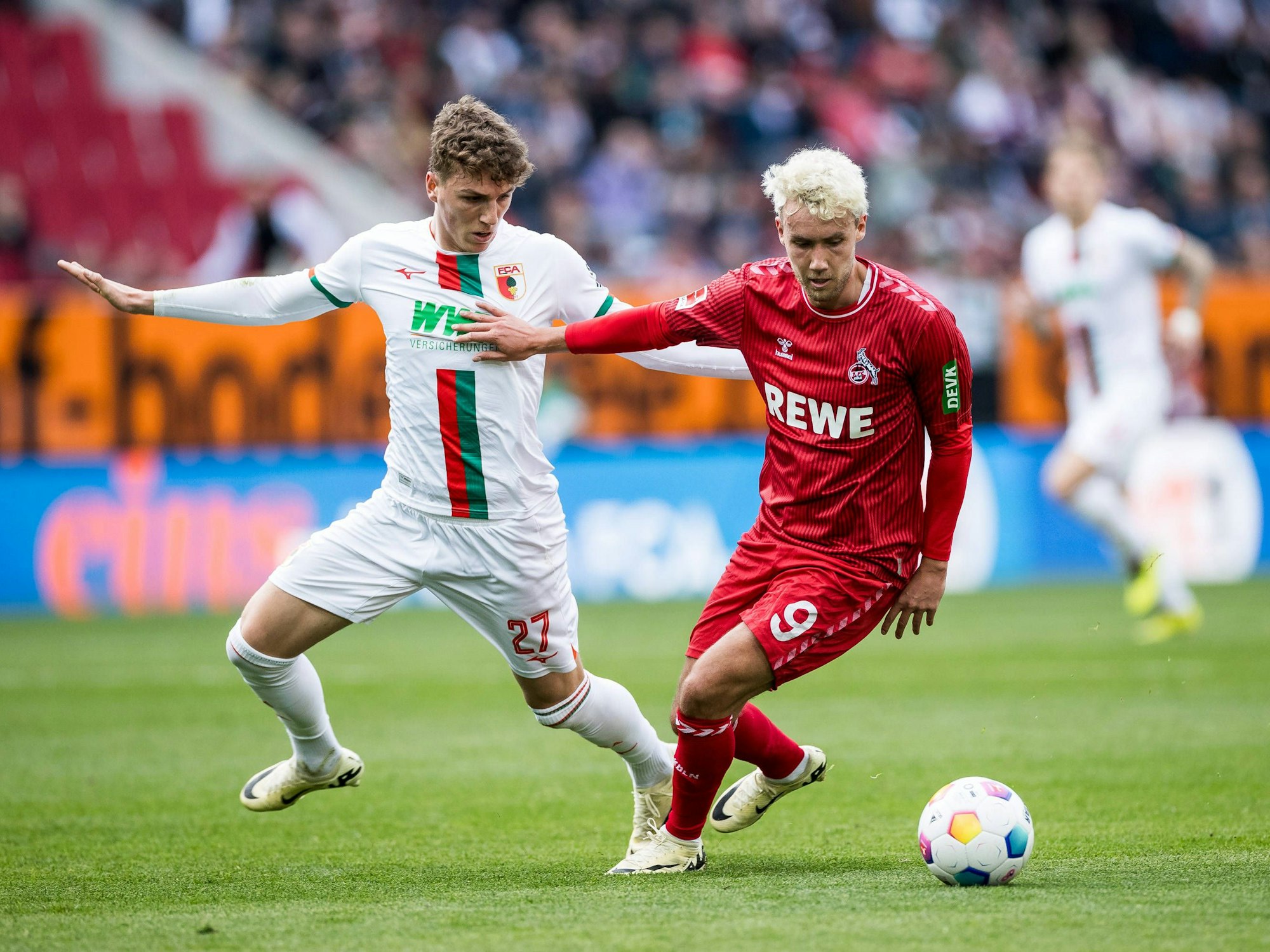 Luca Waldschmidt behauptet den Ball gegen Arne Engels.