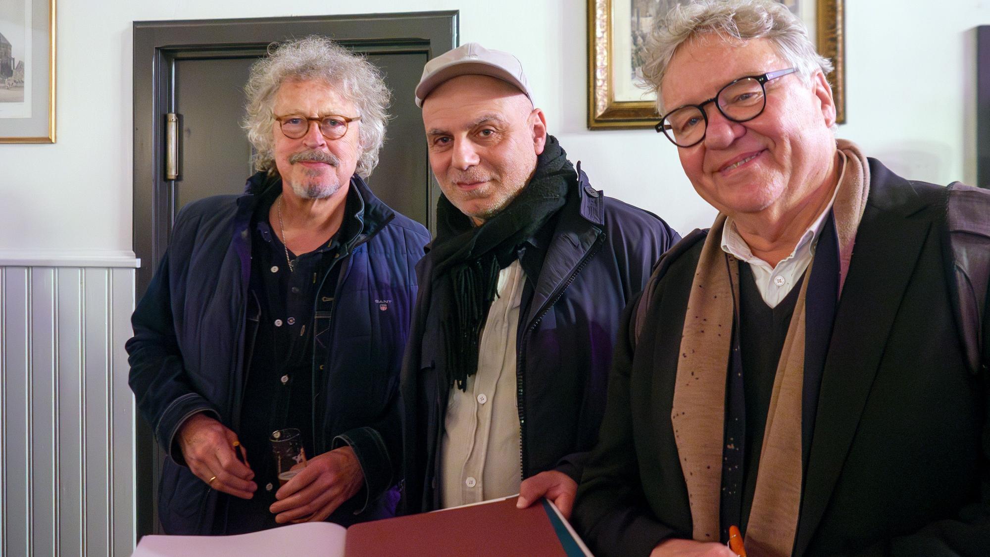 Drei Südstädter bei der Buchpräsentation: Wolfgang Niedecken (l.), Eusebius Wirdeier (r.) und EXPRESS-Redakteur Ayhan Demirci, (1968 bis 1973, Severinswall).