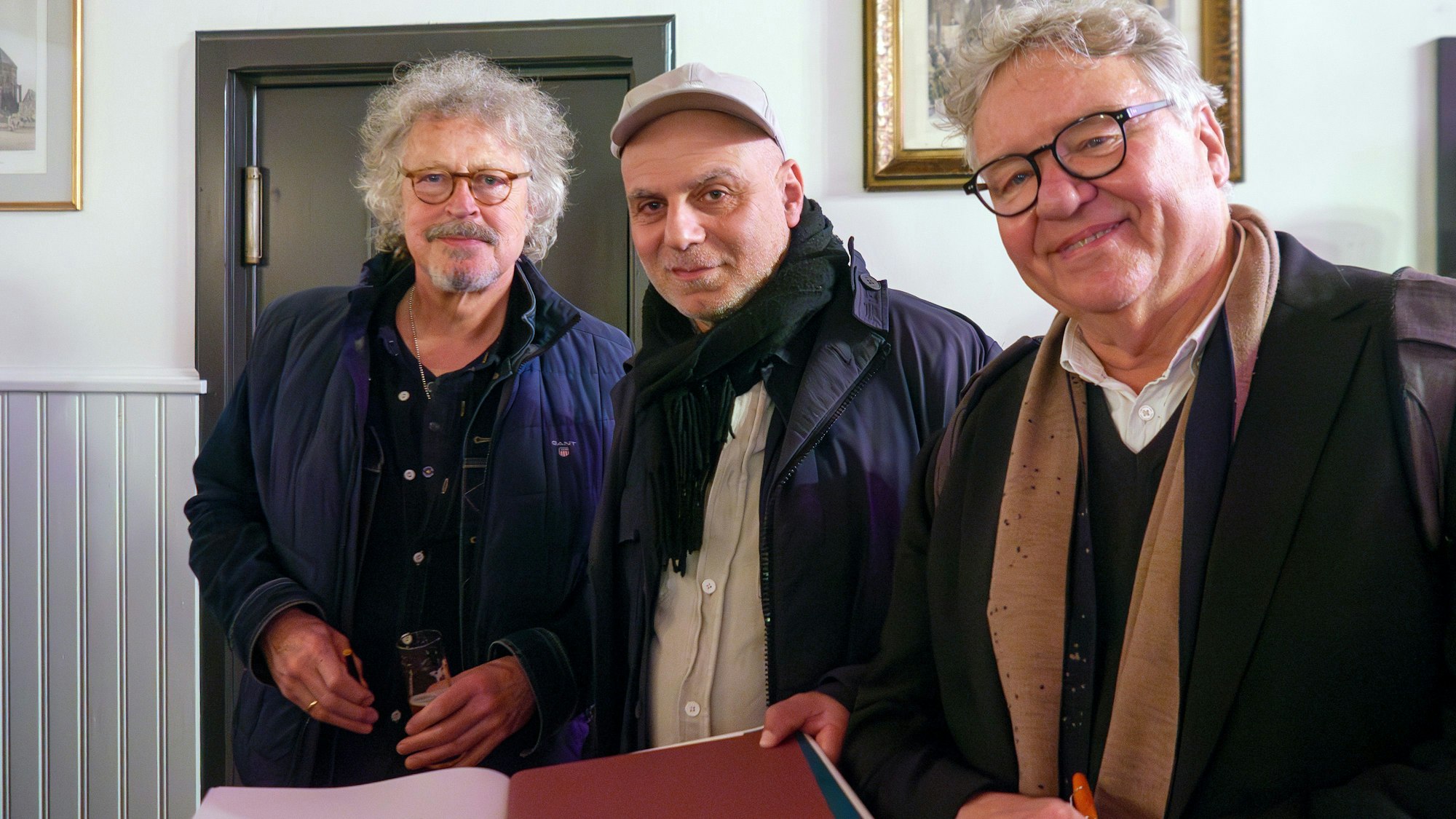 Drei Südstädter bei der Buchpräsentation: Wolfgang Niedecken (l.), Eusebius Wirdeier (r.) und EXPRESS-Redakteur Ayhan Demirci, (1968 bis 1973, Severinswall).