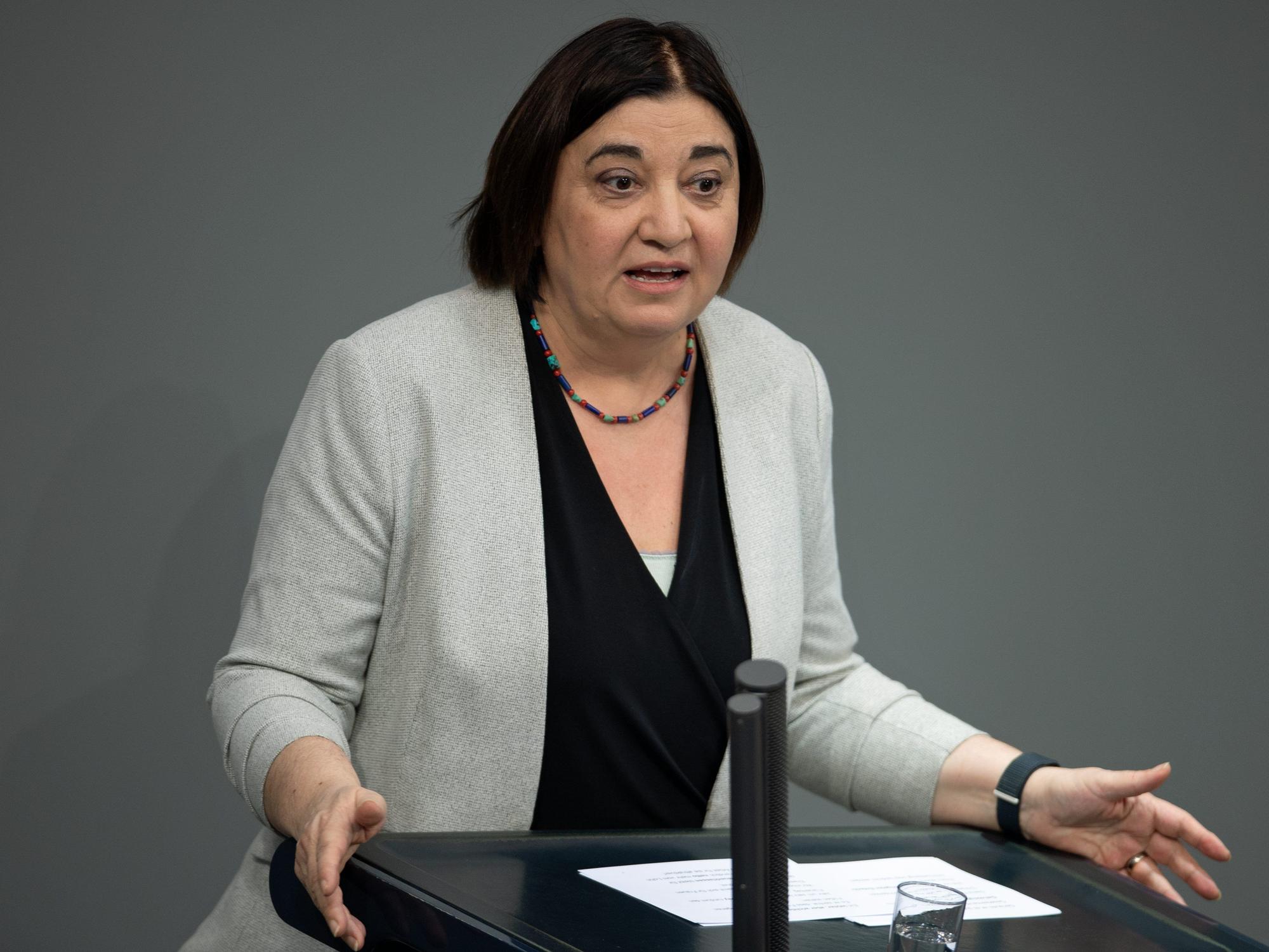 Ekin Deligöz (Bündnis 90/Die Grünen), Staatssekretärin für Familie und Frauen, spricht während der 158. Sitzung des Bundestages.