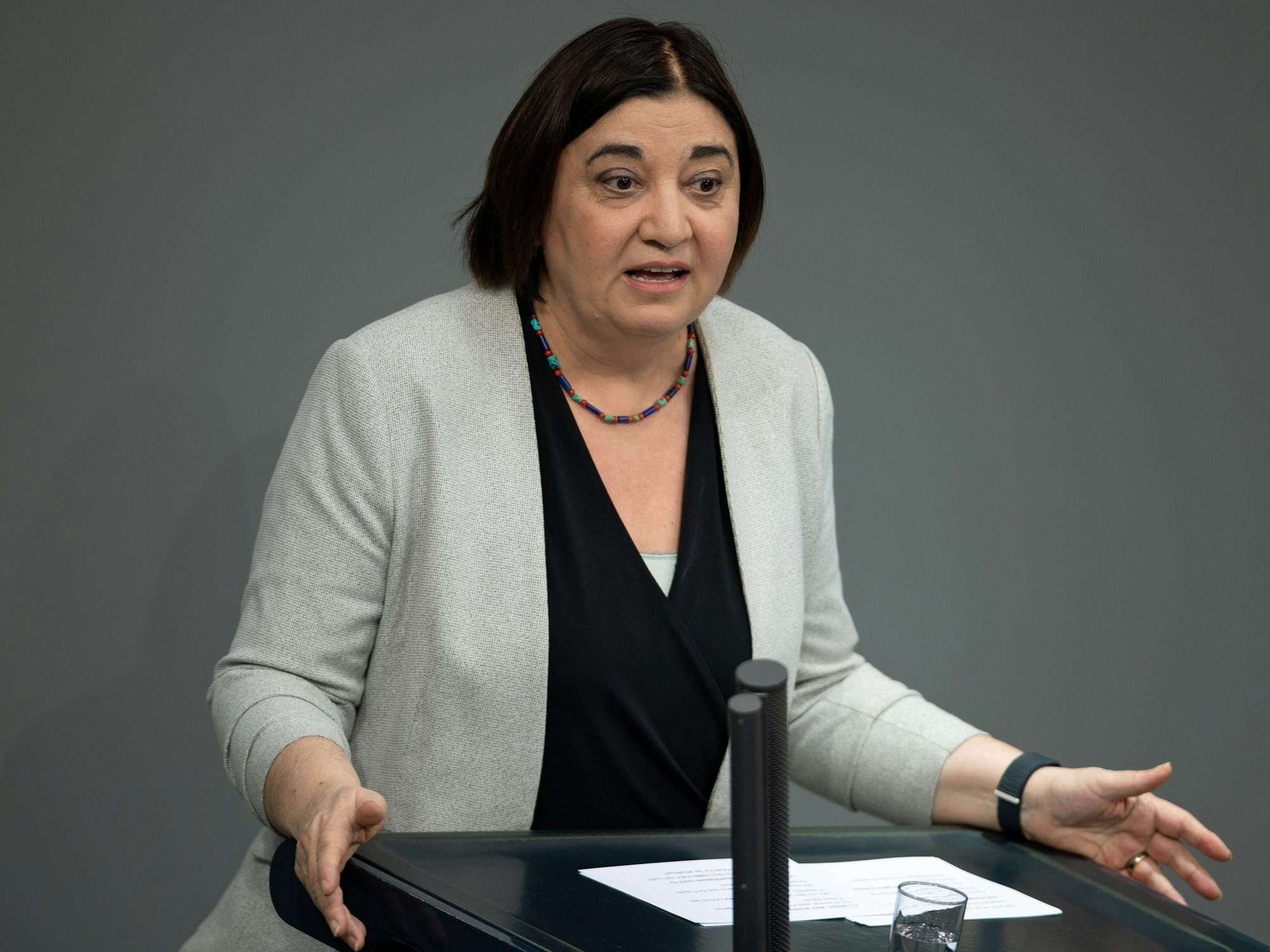 Ekin Deligöz (Bündnis 90/Die Grünen), Staatssekretärin für Familie und Frauen, spricht während der 158. Sitzung des Bundestages.