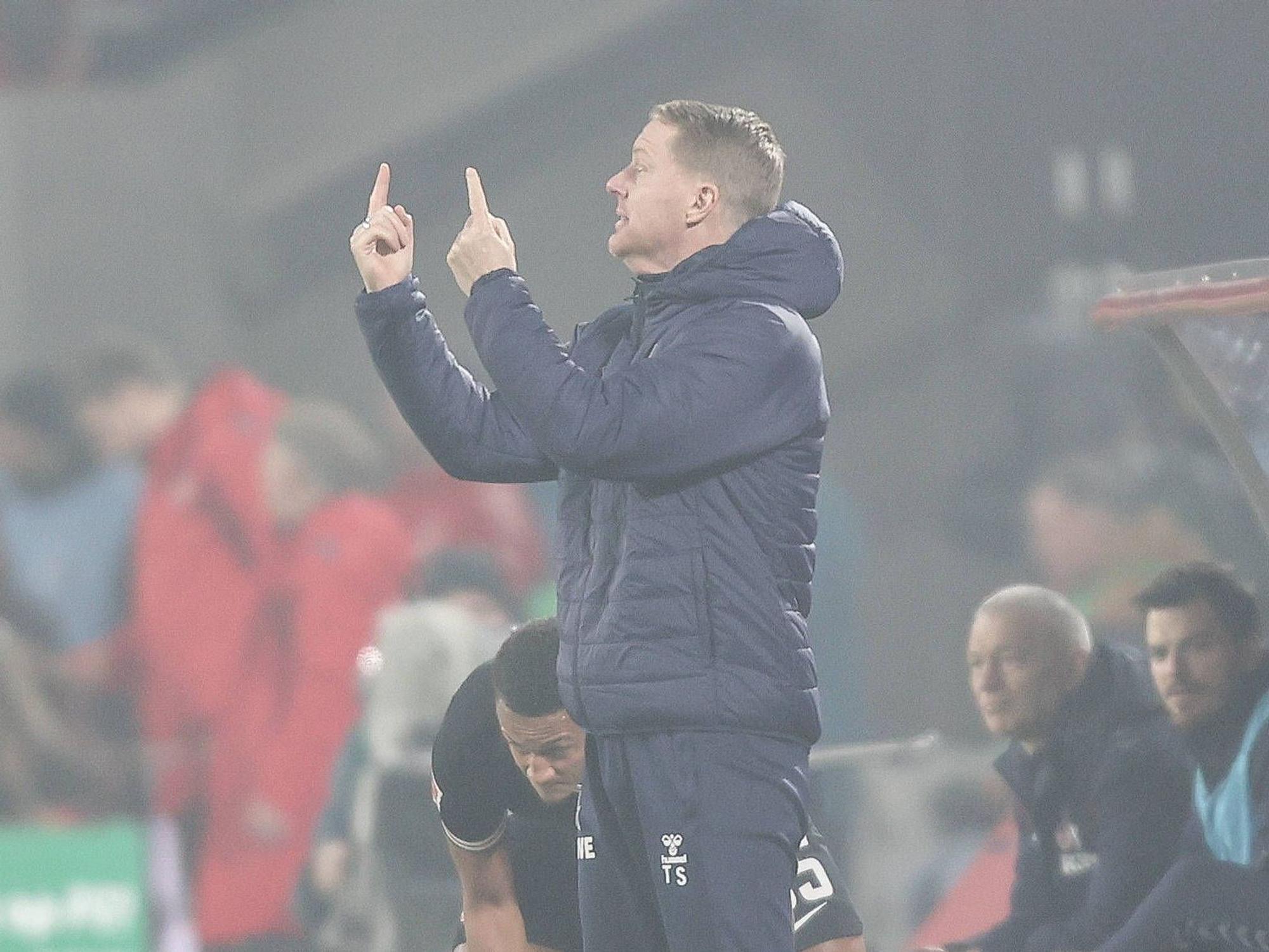 FC-Trainer Timo Schultz am 3. Februar 2024 im Spiel gegen Eintracht Frankfurt.
