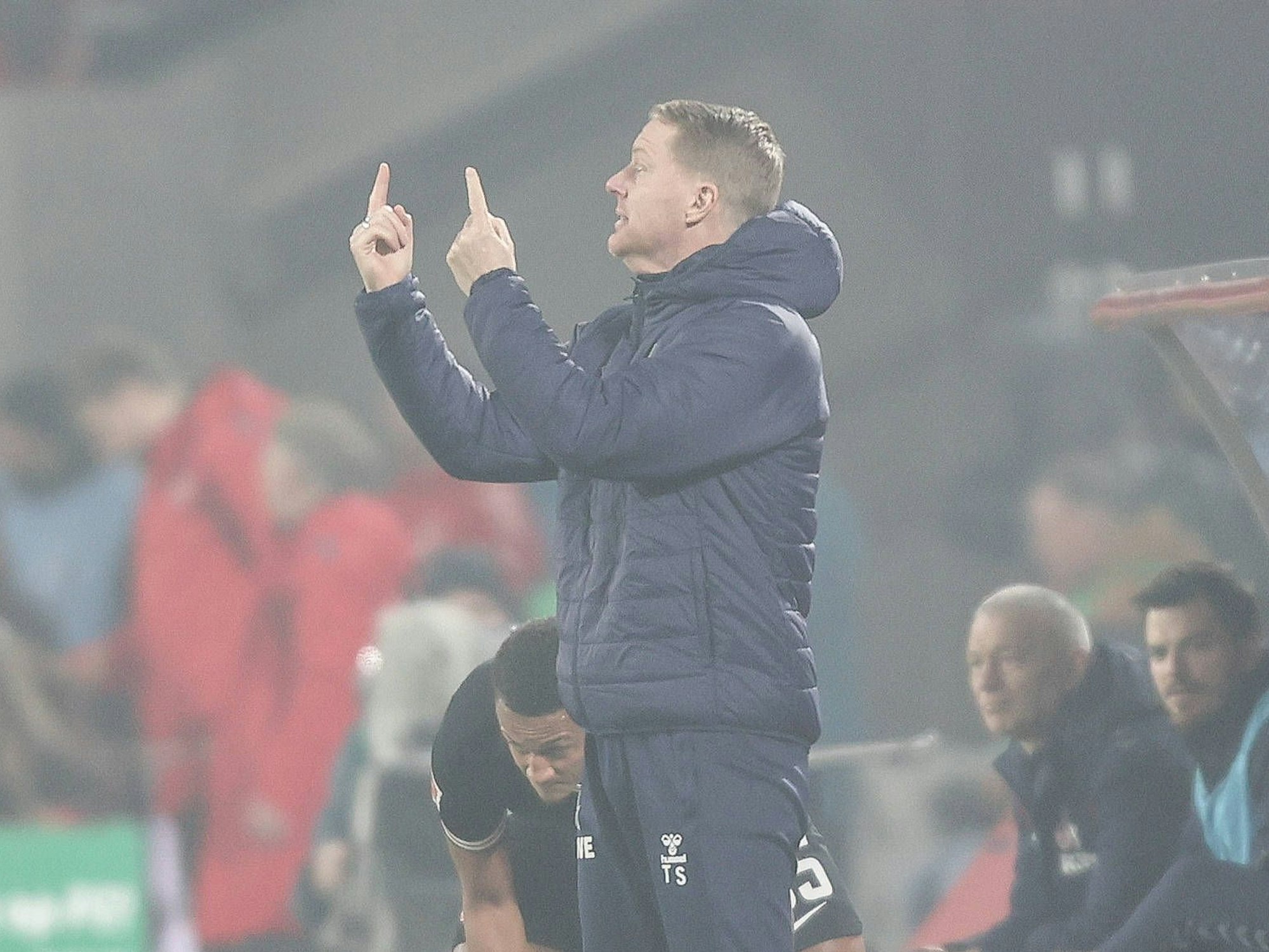 FC-Trainer Timo Schultz am 3. Februar 2024 im Spiel gegen Eintracht Frankfurt.