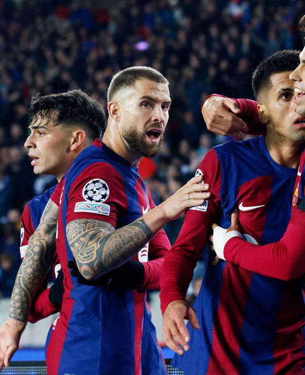 Die Spieler des FC Barcelona jubeln nach einem Tor.