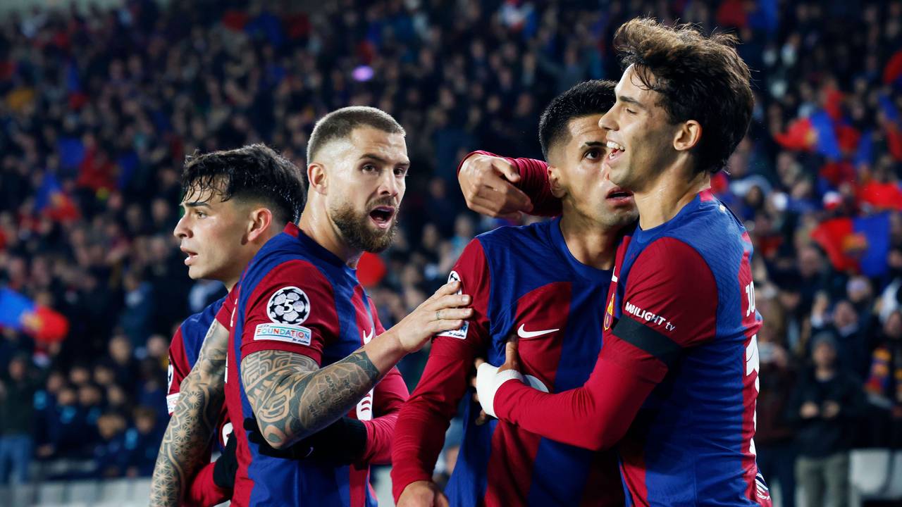 Die Spieler des FC Barcelona jubeln nach einem Tor.