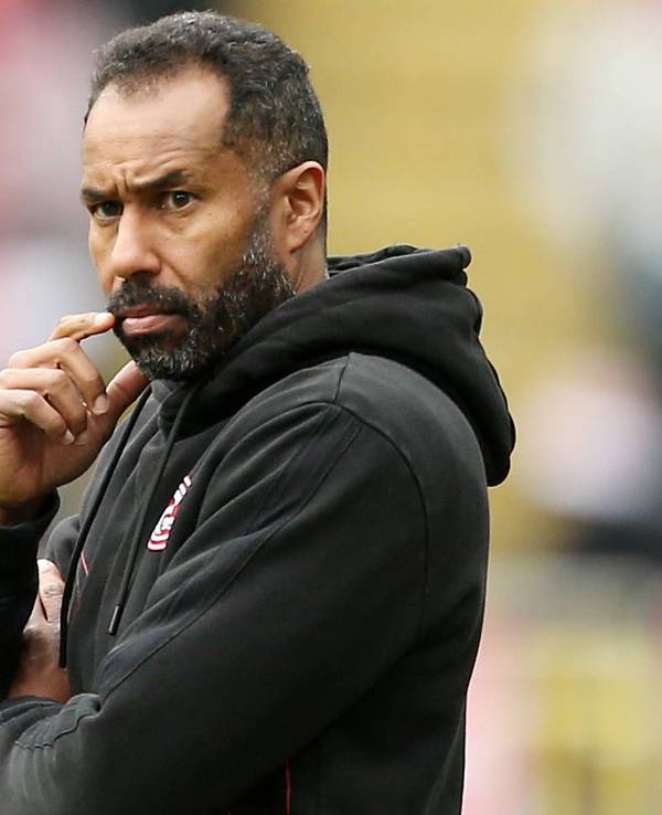 Fortuna Düsseldorfs Trainer Daniel Thioune steht im Spiel beim 1. FC Kaiserslautern nachdenklich an der Seitenlinie.