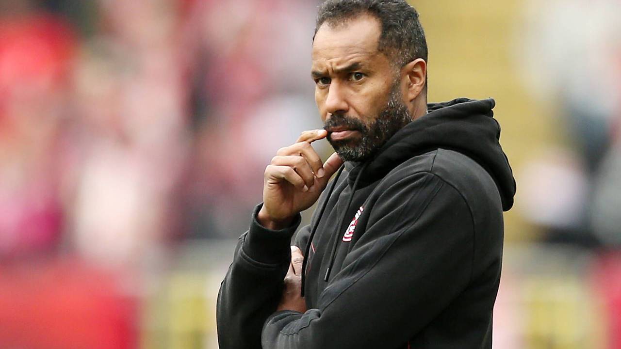 Fortuna Düsseldorfs Trainer Daniel Thioune steht im Spiel beim 1. FC Kaiserslautern nachdenklich an der Seitenlinie.