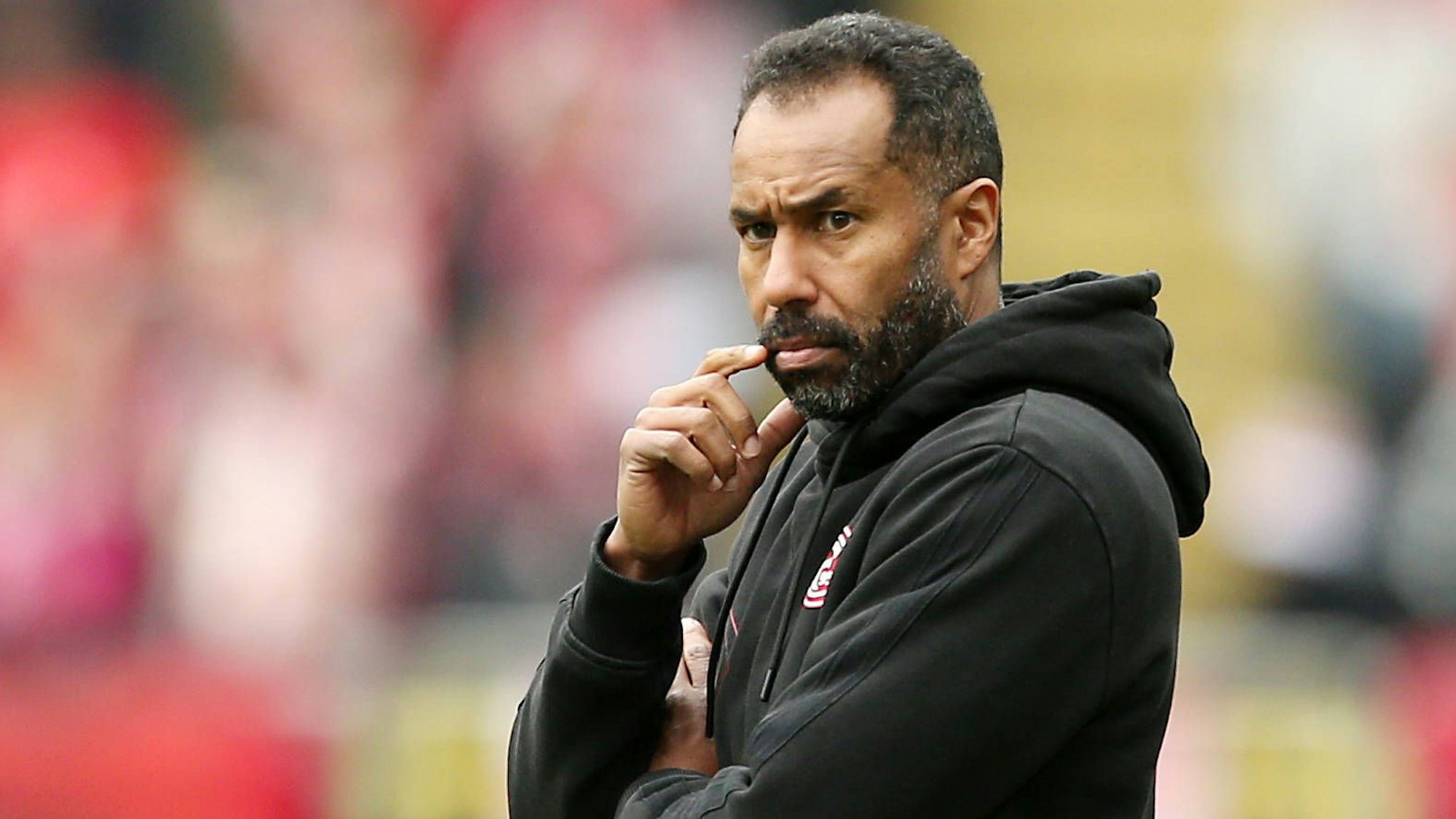 Fortuna Düsseldorfs Trainer Daniel Thioune steht im Spiel beim 1. FC Kaiserslautern nachdenklich an der Seitenlinie.