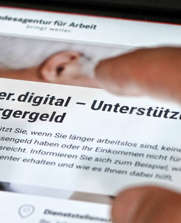 Ein Antrag auf Bürgergeld liegt auf einem Tisch.