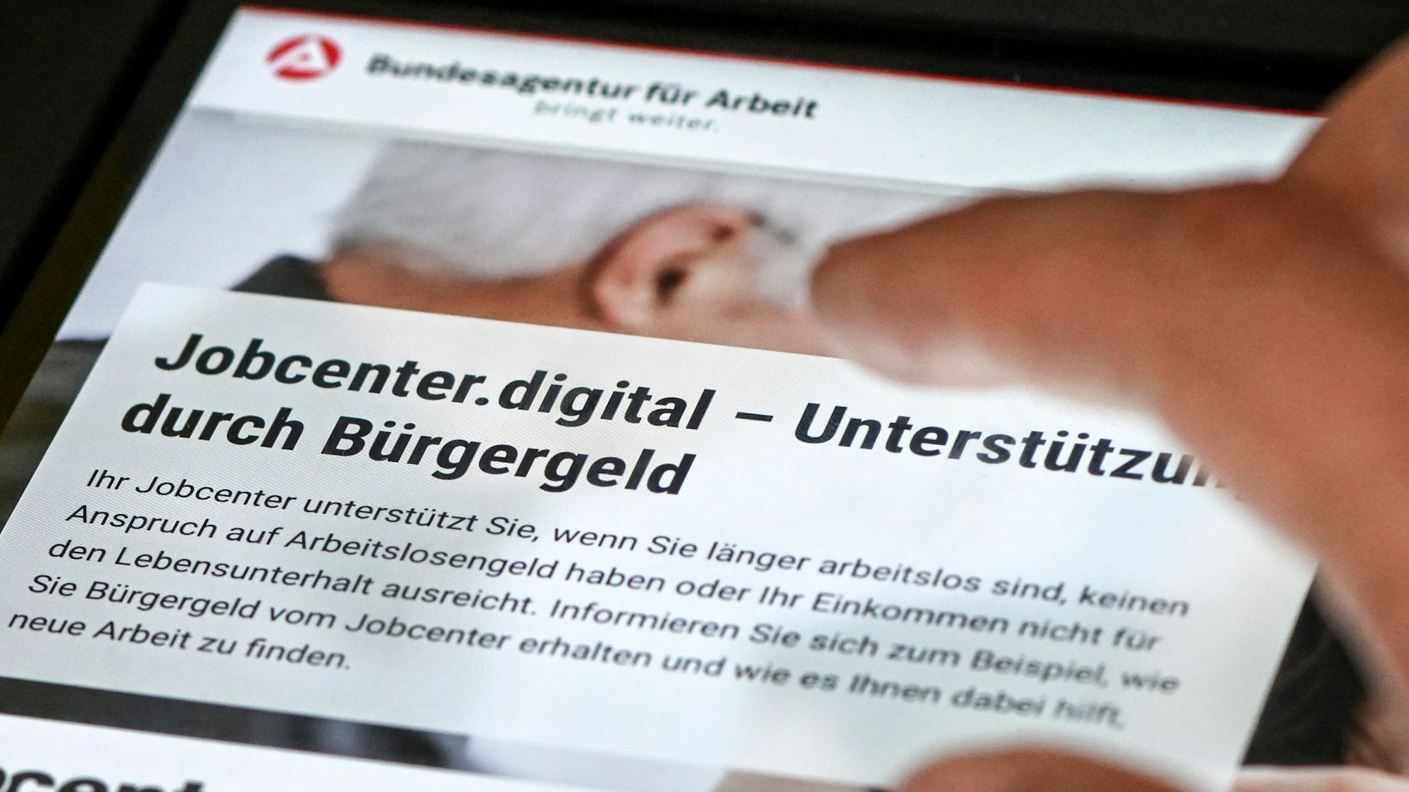 Ein Antrag auf Bürgergeld liegt auf einem Tisch.